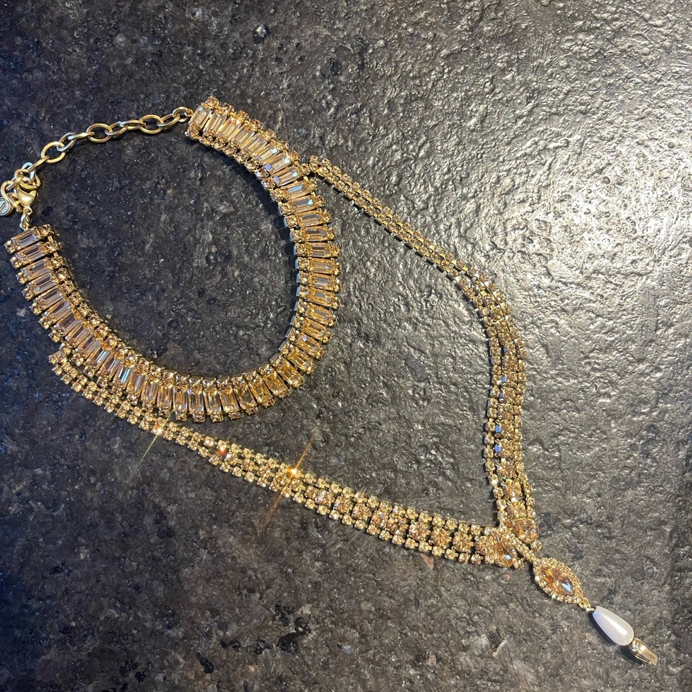 Elegant Gold Necklace with Pearl Accent